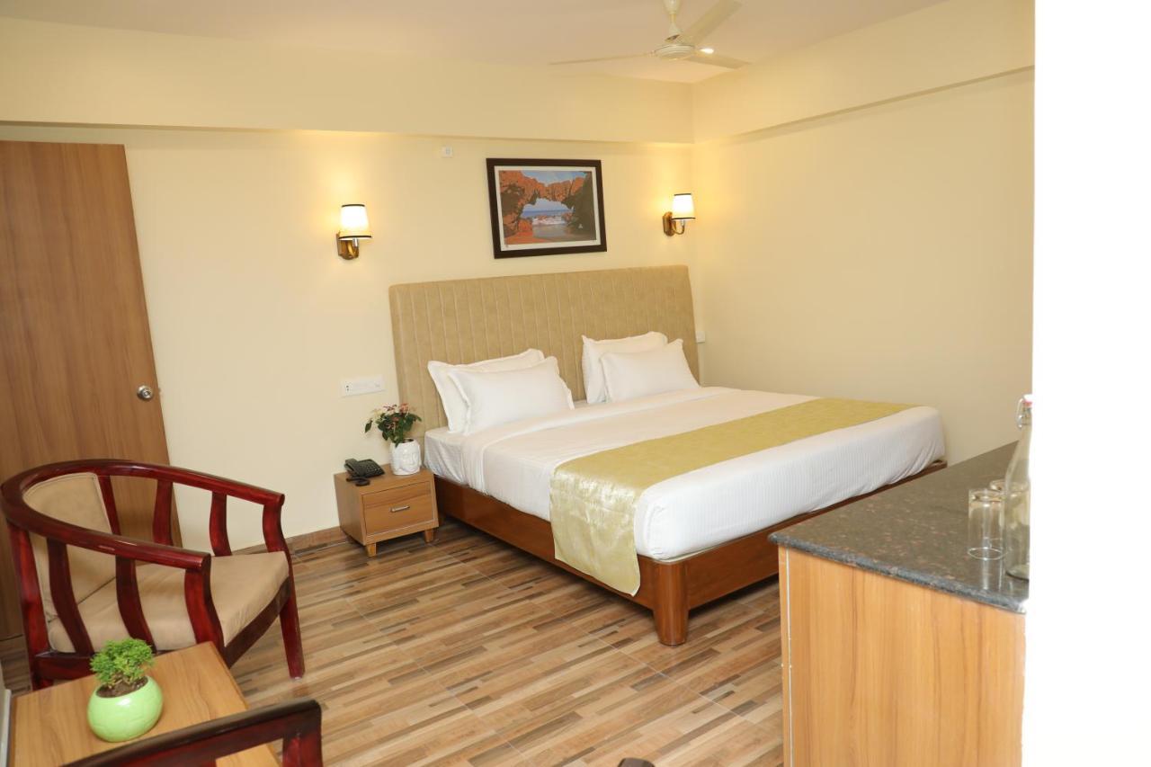 Gadiraju Palace Convention Centre & Hotel 비사카파트남 외부 사진