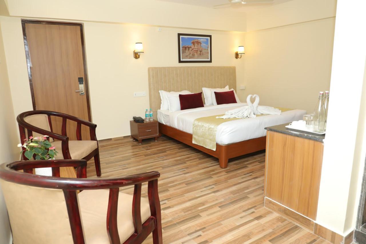 Gadiraju Palace Convention Centre & Hotel 비사카파트남 외부 사진